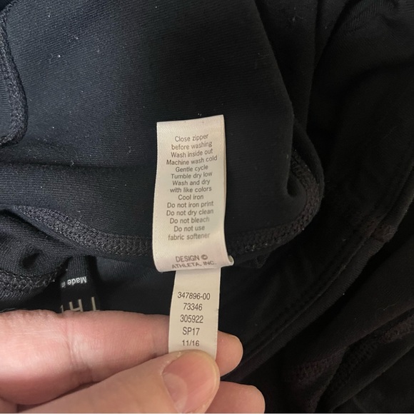 Athleta Relay Capri 2.0 Leggings Women XS Black Capri Side Pockets EUC - Picture 8 of 10